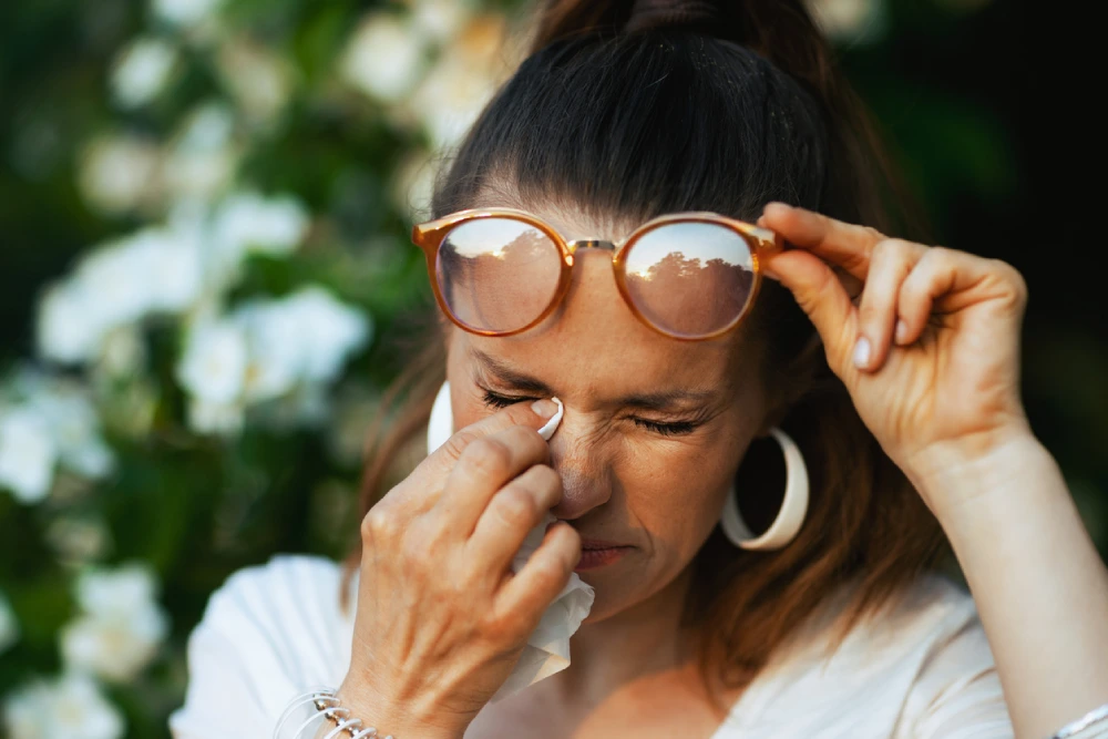 seasonal allergy symptoms - itchy eyes