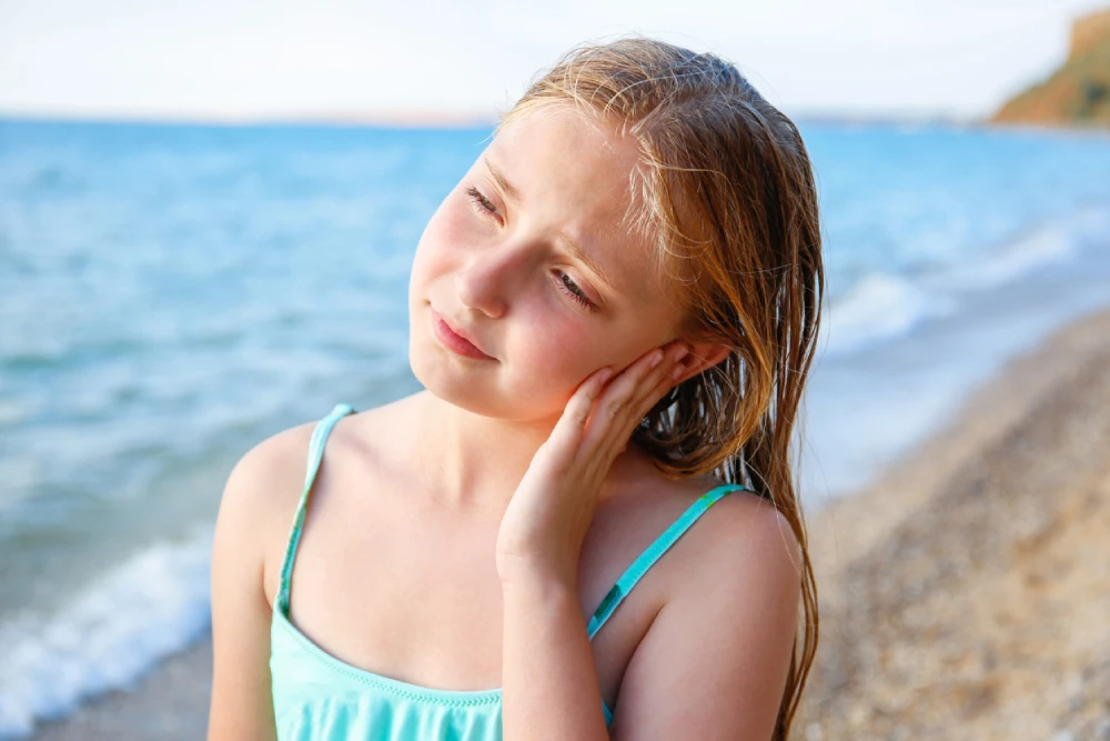 child with swimmer's ear symptoms