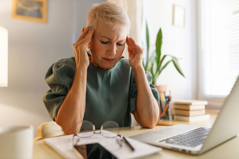 woman experiencing Alzheimer's symptoms