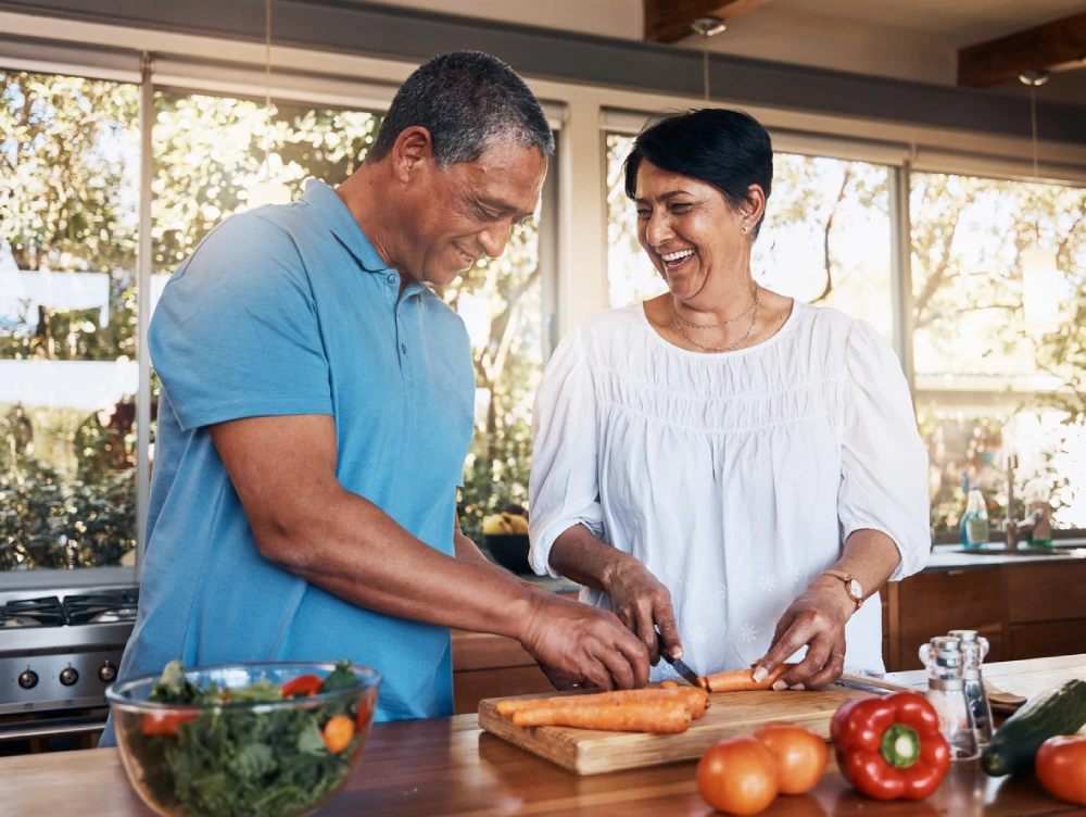 couple chopping up vegetables for a healthy meal