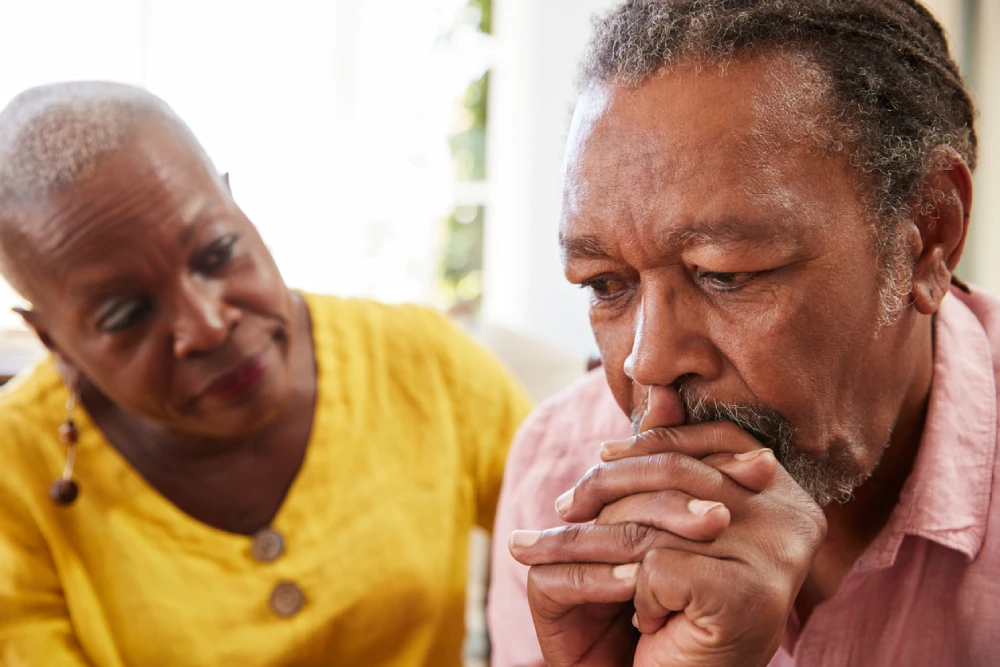 woman supporting husband with alzheimer's symptoms